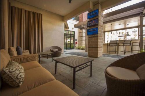 *luxury 3 Bedroom Apartment By Galleria*