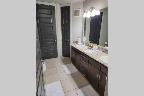 *luxury 3 Bedroom Apartment By Galleria*