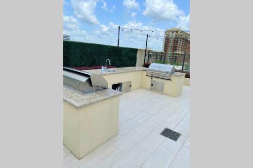 *luxury 3 Bedroom Apartment By Galleria*