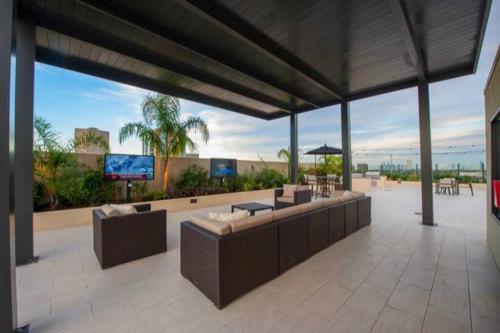 *luxury 3 Bedroom Apartment By Galleria*