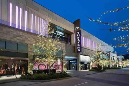 *luxury 3 Bedroom Apartment By Galleria*