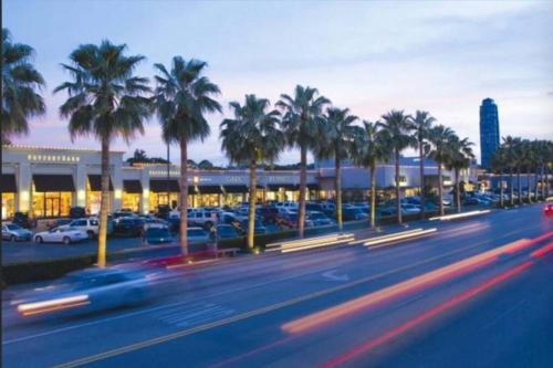 *luxury 3 Bedroom Apartment By Galleria*