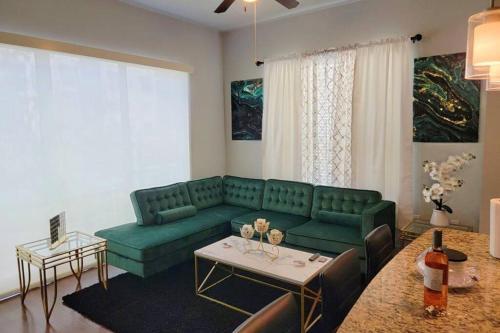 *luxury 3 Bedroom Apartment By Galleria*