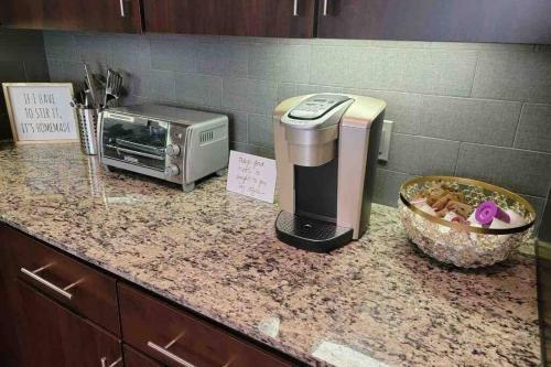 *luxury 3 Bedroom Apartment By Galleria*