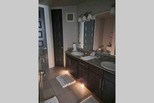 *luxury 3 Bedroom Apartment By Galleria*