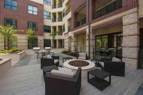 *luxury 3 Bedroom Apartment By Galleria*