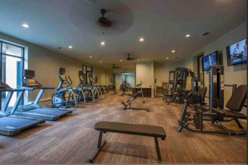 *luxury 3 Bedroom Apartment By Galleria*