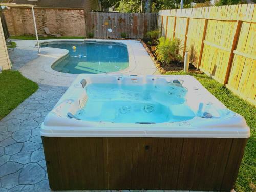 1976 Houstongem Luminous Pool & Hottub Sleeps11