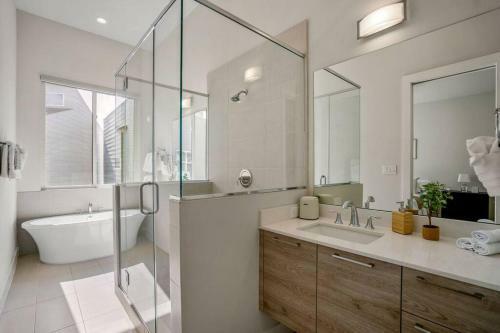 Ethereal Rooftop Retreat @ Midtown/eado