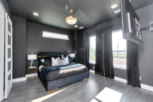 The Suite Spot! Downtown Skyline Views! Sleeps 12