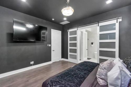 The Suite Spot! Downtown Skyline Views! Sleeps 12