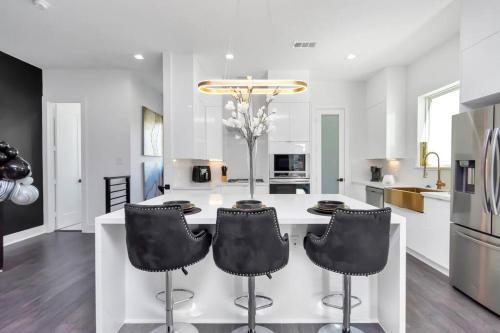 The Suite Spot! Downtown Skyline Views! Sleeps 12