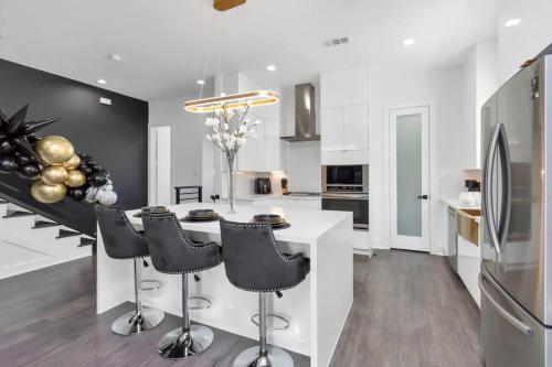 The Suite Spot! Downtown Skyline Views! Sleeps 12