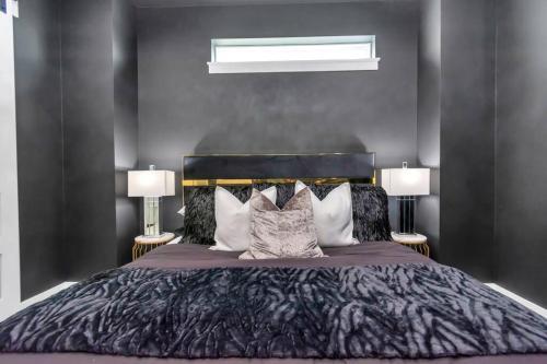 The Suite Spot! Downtown Skyline Views! Sleeps 12