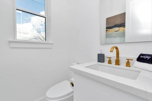 The Suite Spot! Downtown Skyline Views! Sleeps 12