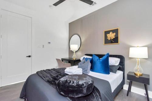 The Suite Spot! Downtown Skyline Views! Sleeps 12