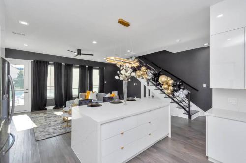 The Suite Spot! Downtown Skyline Views! Sleeps 12