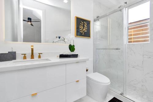 The Suite Spot! Downtown Skyline Views! Sleeps 12