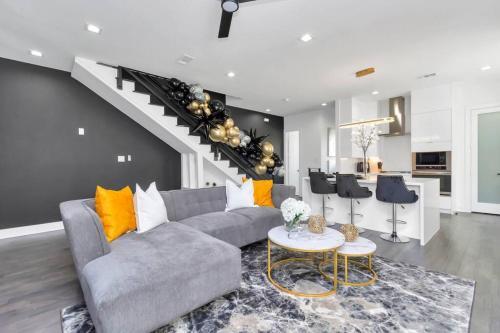 The Suite Spot! Downtown Skyline Views! Sleeps 12