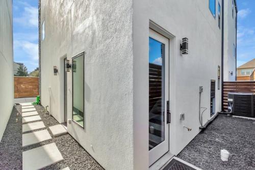 The Suite Spot! Downtown Skyline Views! Sleeps 12