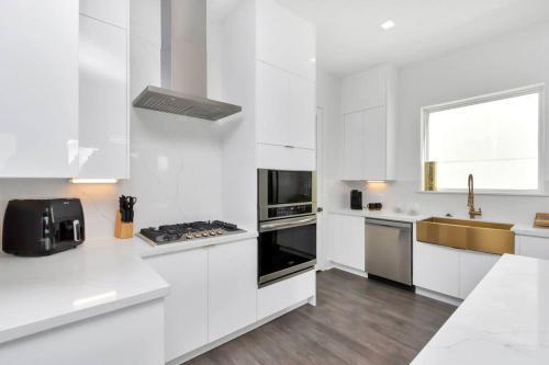 The Suite Spot! Downtown Skyline Views! Sleeps 12