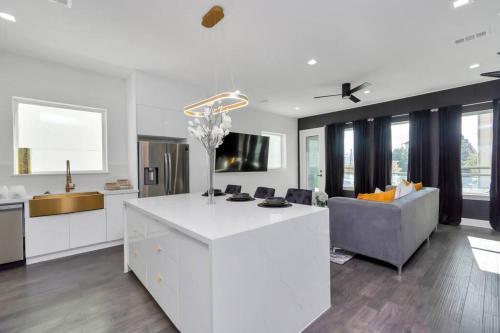 The Suite Spot! Downtown Skyline Views! Sleeps 12