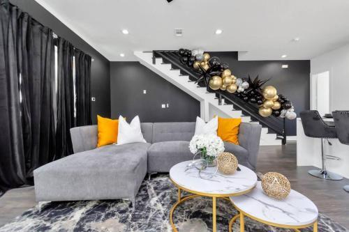 The Suite Spot! Downtown Skyline Views! Sleeps 12