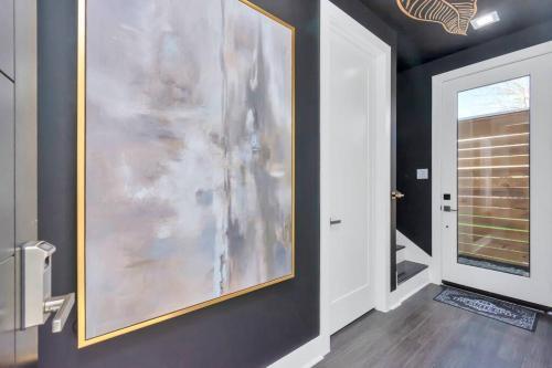 The Suite Spot! Downtown Skyline Views! Sleeps 12