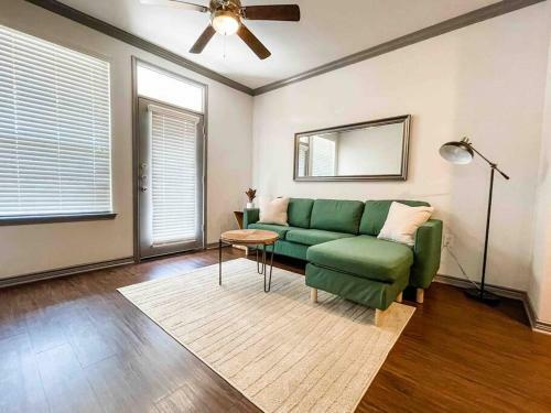 Cozy Apartment With Pool - Energy Corridor Gem