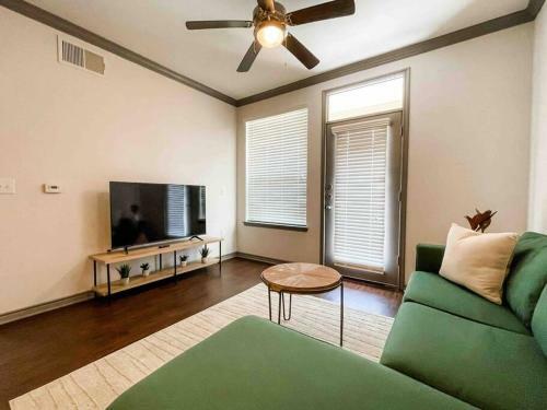 Cozy Apartment With Pool - Energy Corridor Gem
