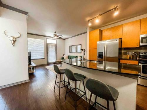 Cozy Apartment With Pool - Energy Corridor Gem
