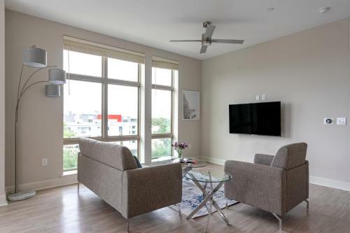 Buffalo Bayou Apartments By Barsala