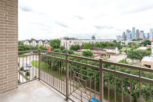 Buffalo Bayou Apartments By Barsala