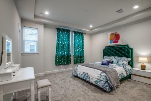 The Goodhouse/downtown/sleeps12/rooftop/arcadegameroom