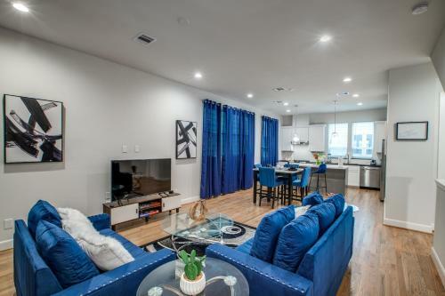 The Goodhouse/downtown/sleeps12/rooftop/arcadegameroom