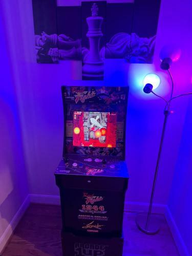 The Goodhouse/downtown/sleeps12/rooftop/arcadegameroom