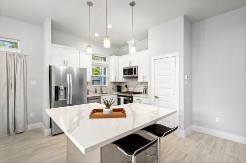 Newly Built! Modern Med Center - 3br Executive Suite