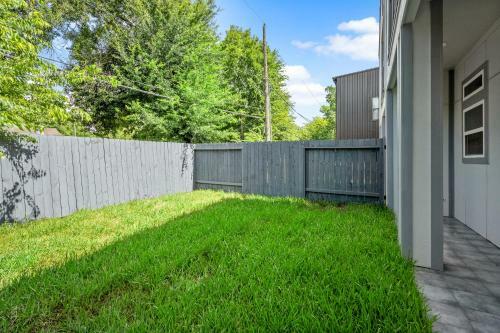 Newly Built! Modern Med Center - 3br Executive Suite
