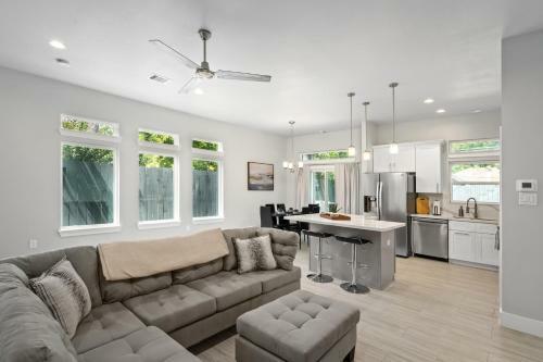 Newly Built! Modern Med Center - 3br Executive Suite