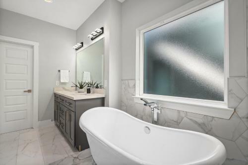 Brand New! 3 Br Twin House - Med Center