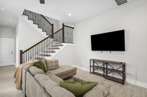 Brand New! 3 Br Twin House - Med Center