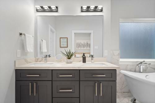 Brand New! 3 Br Twin House - Med Center