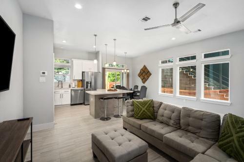 Brand New! 3 Br Twin House - Med Center