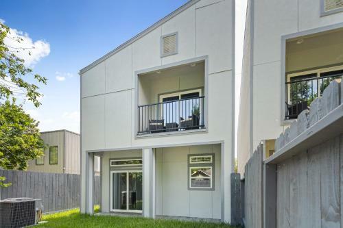 Brand New! 3 Br Twin House - Med Center