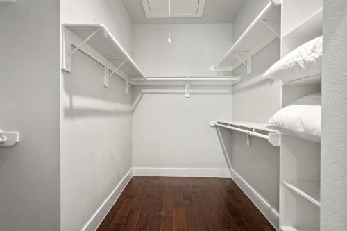 Brand New! 3 Br Twin House - Med Center