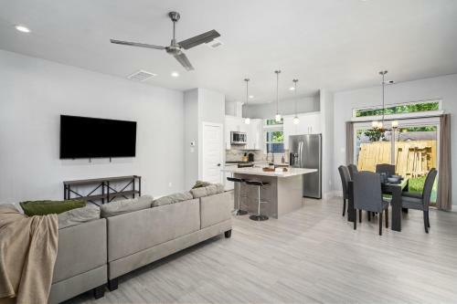 Brand New! 3 Br Twin House - Med Center