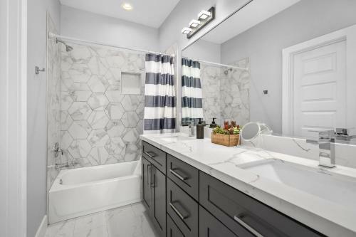 Brand New! 3 Br Twin House - Med Center