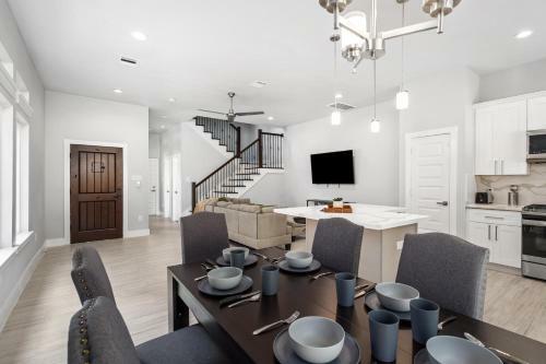 Brand New! 3 Br Twin House - Med Center