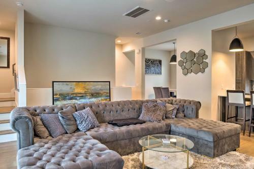 Airy Houston Townhome With Rooftop And Balcony!