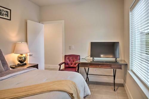 Airy Houston Townhome With Rooftop And Balcony!